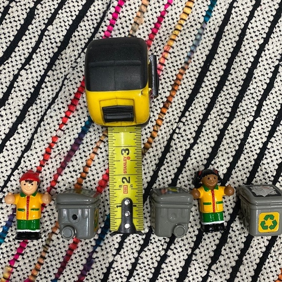 Recycling kids figurines and trash cans - Picture 4 of 4
